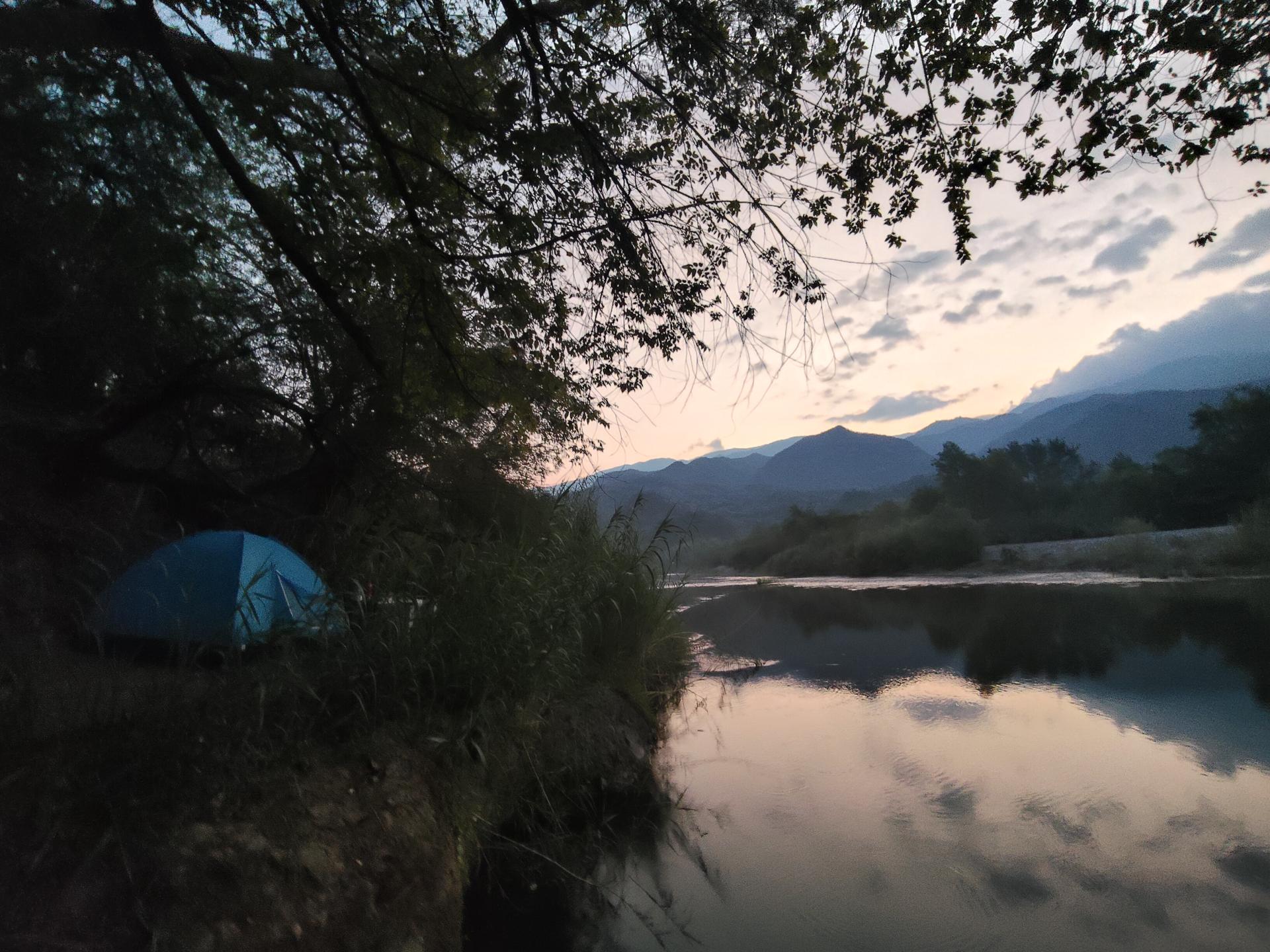 Tienda de acampar junto al río